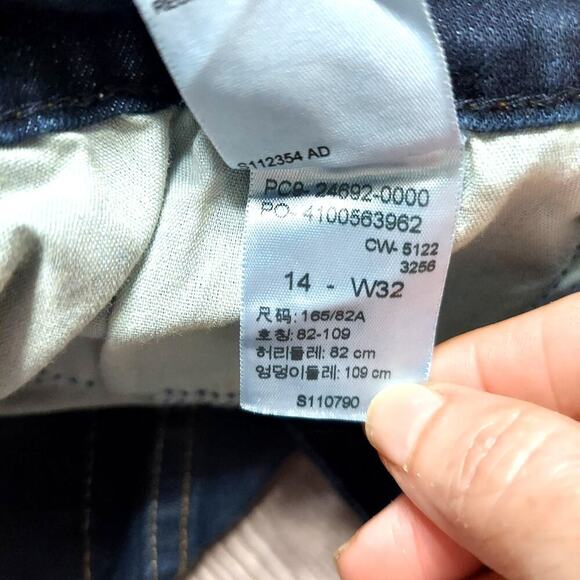 Signature Levi Strauss Women's Dark Wash High Rise Bermuda Denim Jean Shorts - Picture 4 of 5